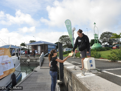 ...puis est parti à la rencontre des passants pour les inviter à embarquer.