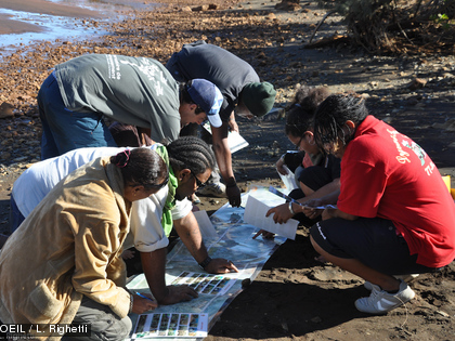 Le premier atelier permettait aux jeunes de se familiariser avec une methode scientifique d'évaluation de la santé des récifs.