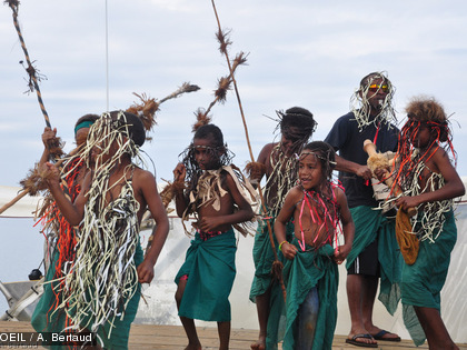 Fin du week-end, sur le ponton les départs s'organisent. Les enfants souhaitent, en rythme, un bon retour aux visiteurs.