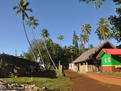 A l'île Ouen, les stands s'installent en face de la maison commune.