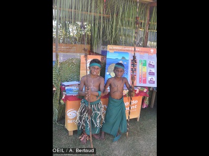 En attendant les premiers visiteurs, les jeunes danseurs jouent aux gardiens sur le stand de l'OEIL.