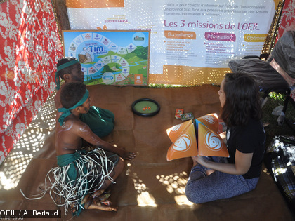 Ils entrent finalement vite dans le faré pour jouer aux jeux sur l'environnement proposés par l'OEIL.